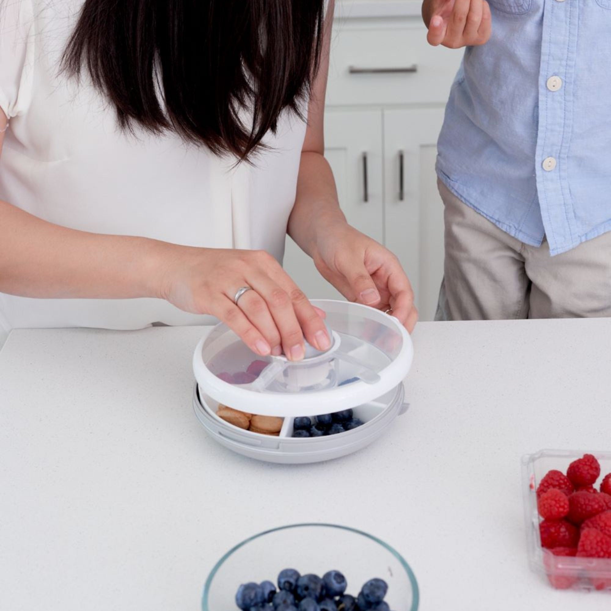GoBe Snack Spinner – pojemnik na przekąski, interaktywny, szczelny i łatwy w obsłudze, kolor: coral pink