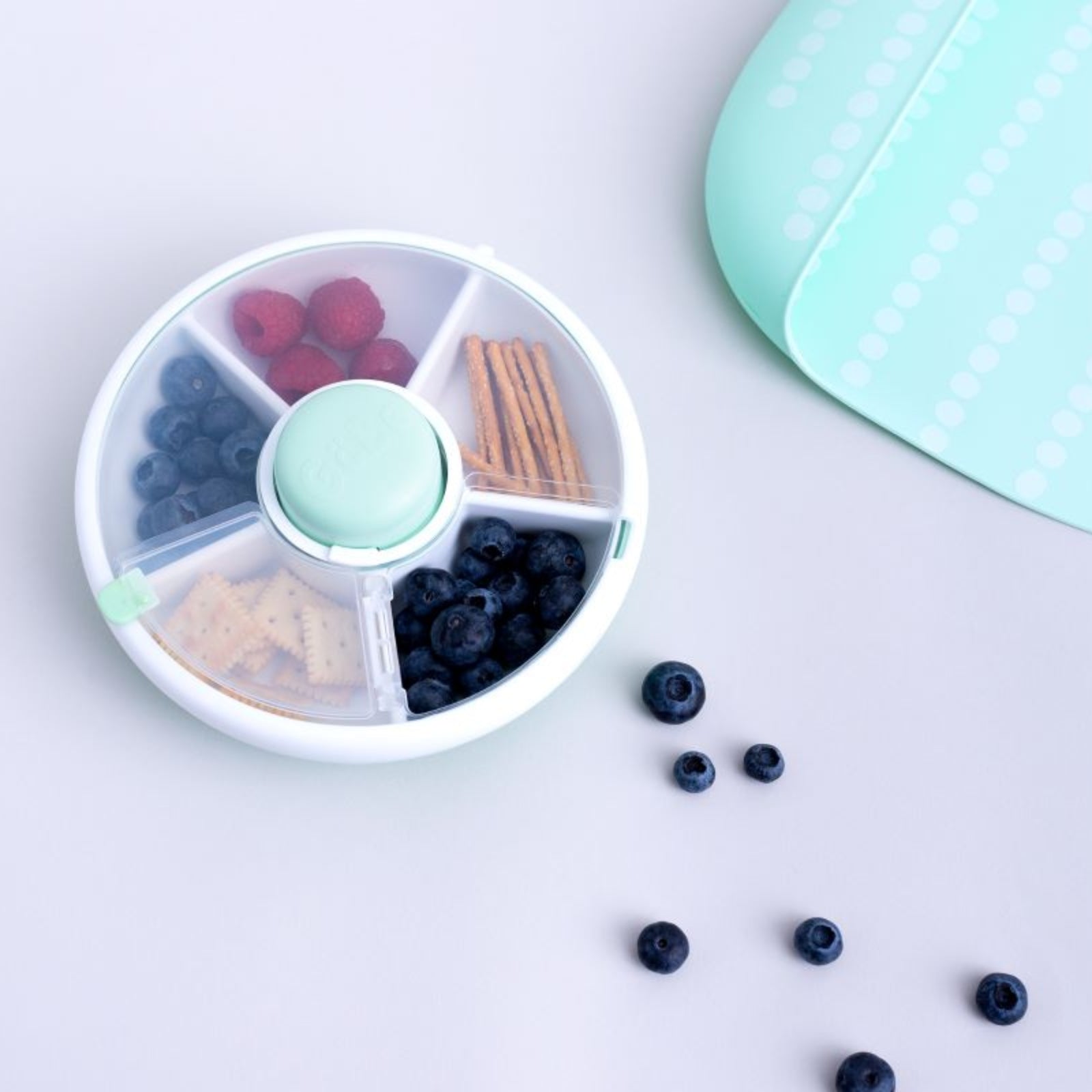 GoBe Snack Spinner – pojemnik na przekąski, interaktywny, szczelny i łatwy w obsłudze, kolor: macaron blue