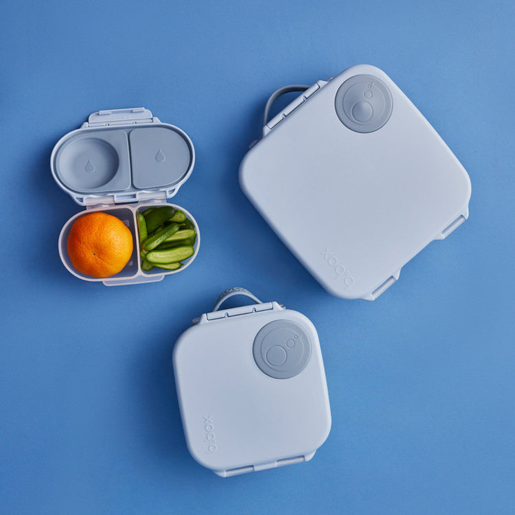 Mały niebieski lunchbox b.box na owoce i drobne przekąski do szkoły