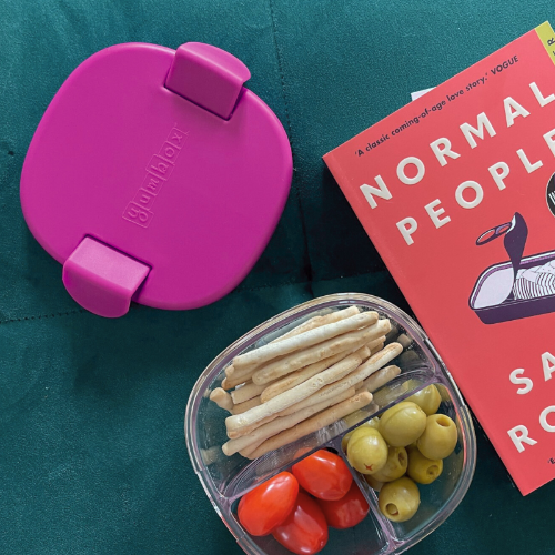 Pojemnik na przekąski Snack Bowl Yumbox – kompaktowy, z 3 przegródkami i szczelną pokrywką, idealny na przekąski, kolor: raspberry pink (różowy)