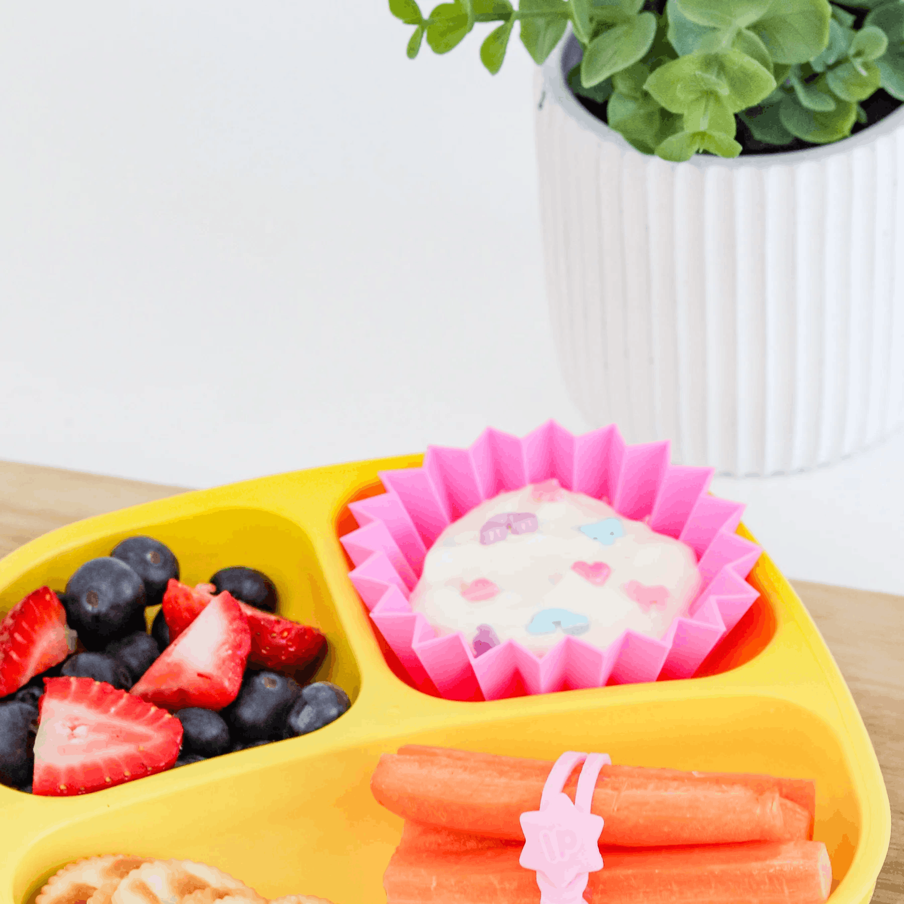 Silikonowe foremki do lunch boxa Lunch Punch Blush - zestaw 3 foremek do oddzielania porcji, elastyczne, bez BPA, na owoce i warzywa, kolor: różowy / fioletowy