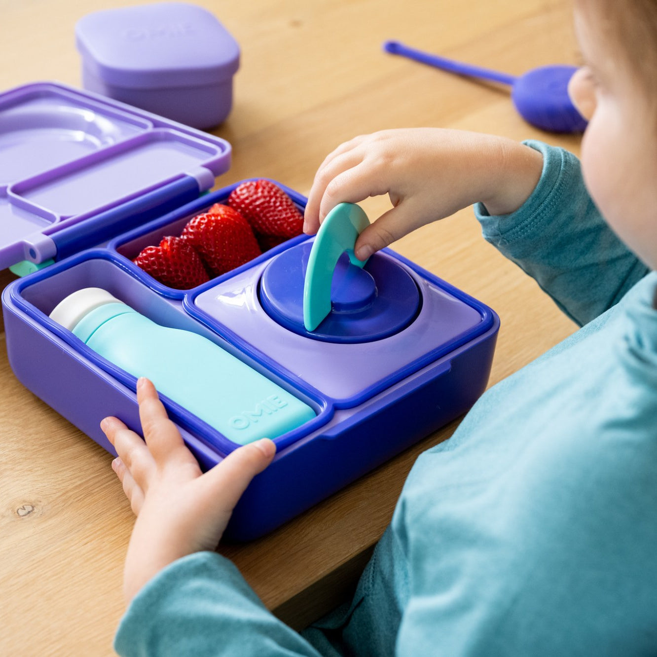 Niebieska butelka OmieBottle – pastelowa, poręczna i bez BPA, dla dzieci do szkoły i przedszkola.