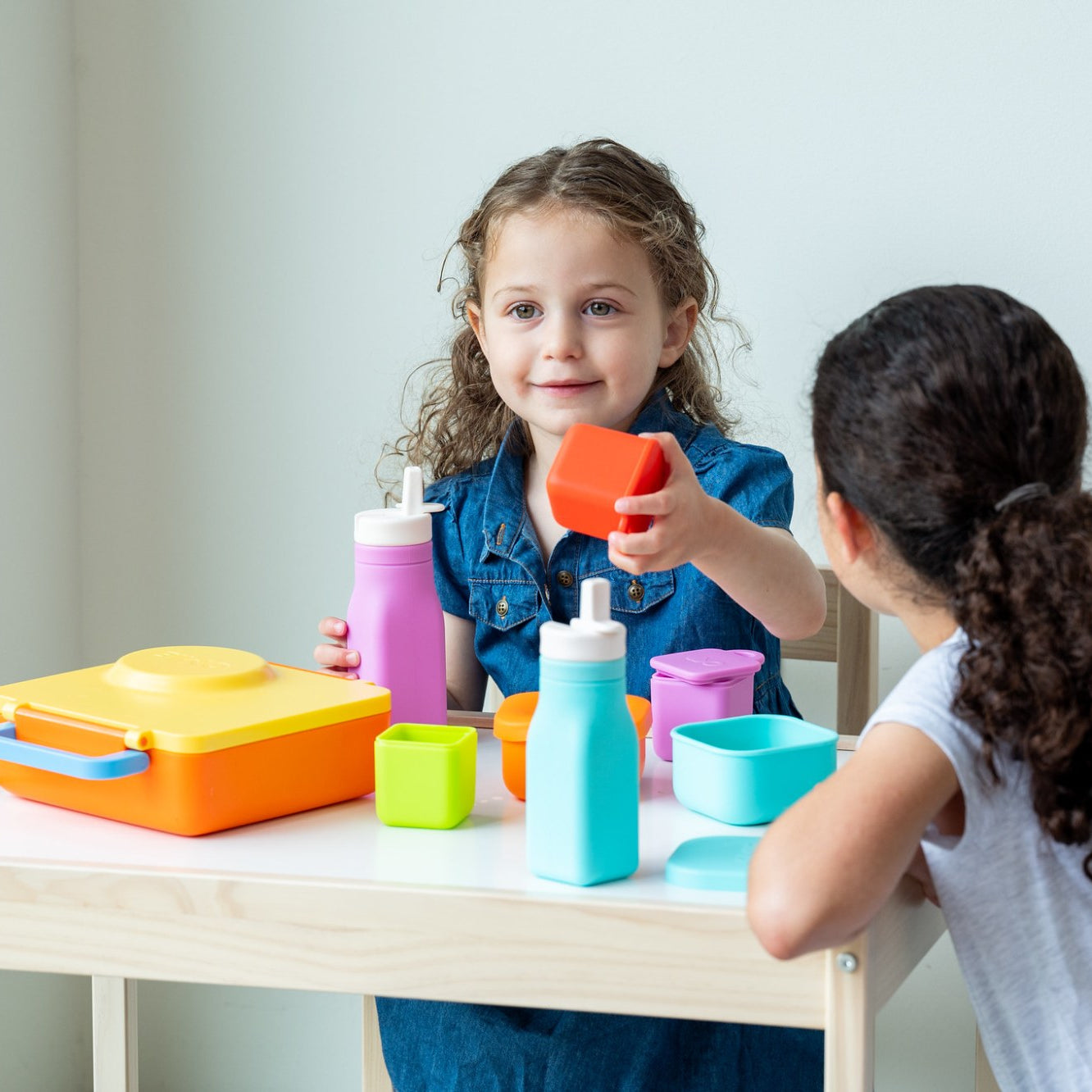 Niebieska butelka OmieBottle – pastelowa, poręczna i bez BPA, dla dzieci do szkoły i przedszkola.