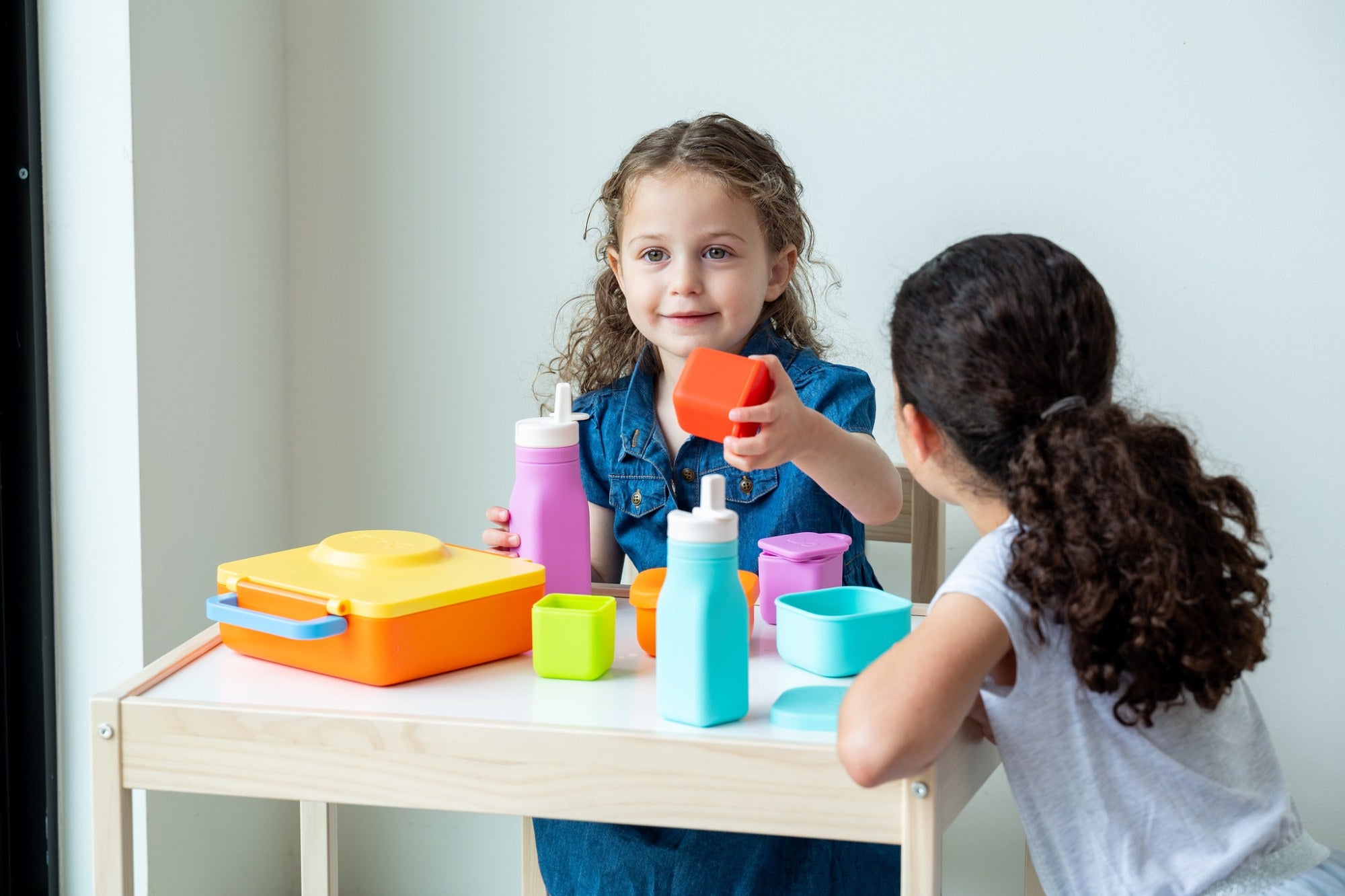 Niebieska butelka OmieBottle – pastelowa, poręczna i bez BPA, dla dzieci do szkoły i przedszkola.