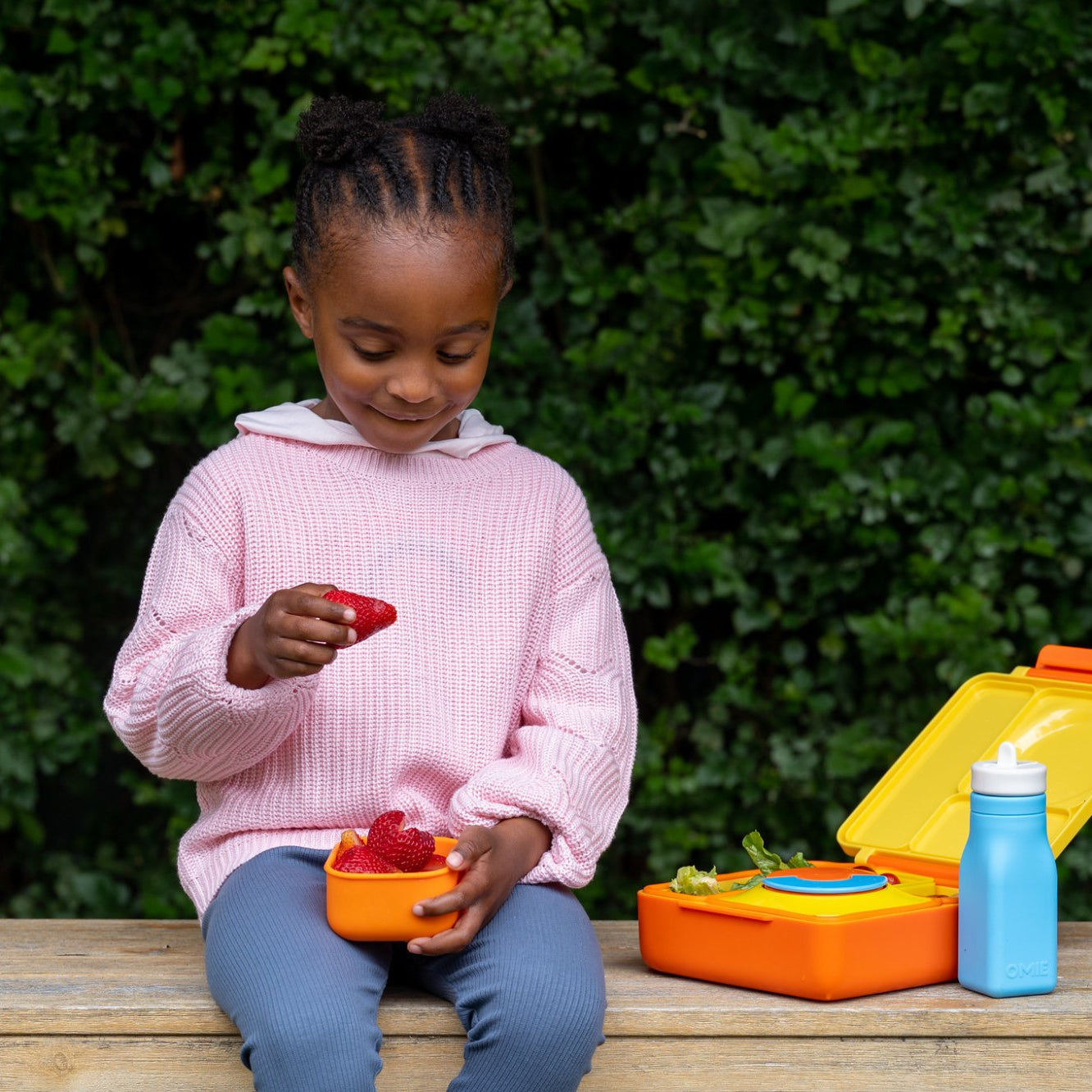 Niebieska butelka OmieBottle – pastelowa, poręczna i bez BPA, dla dzieci do szkoły i przedszkola.