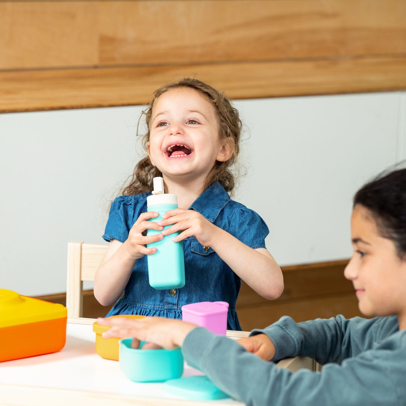 Niebieska butelka OmieBottle – pastelowa, poręczna i bez BPA, dla dzieci do szkoły i przedszkola.