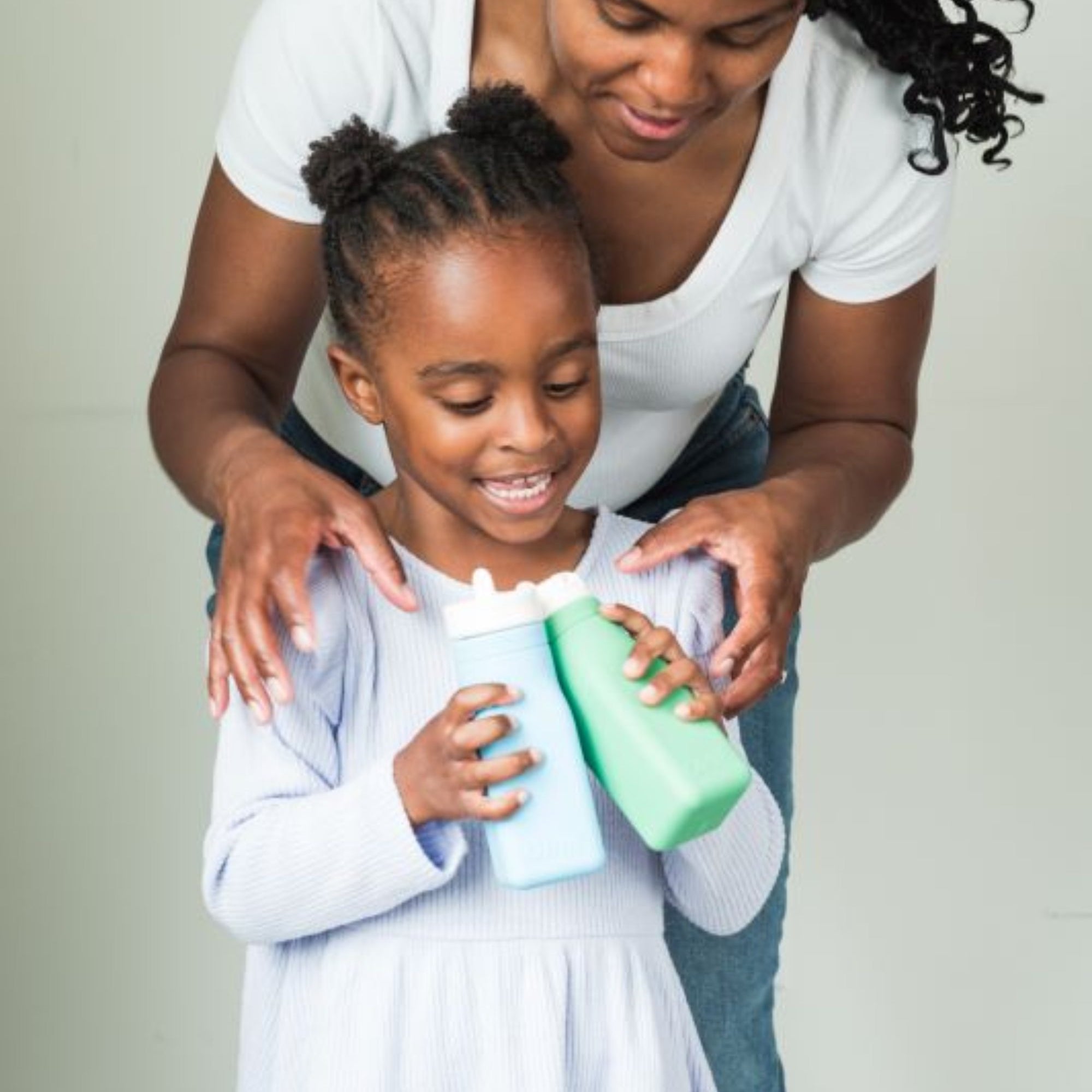 Zielona butelka OmieBottle – pastelowa, poręczna i bez BPA, dla dzieci do szkoły i przedszkola.