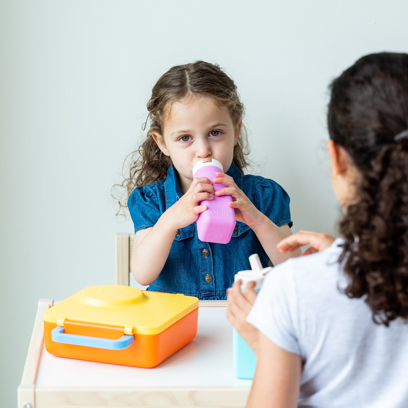 Różowa butelka OmieBottle – pastelowa, poręczna i bez BPA, dla dzieci do szkoły i przedszkola.