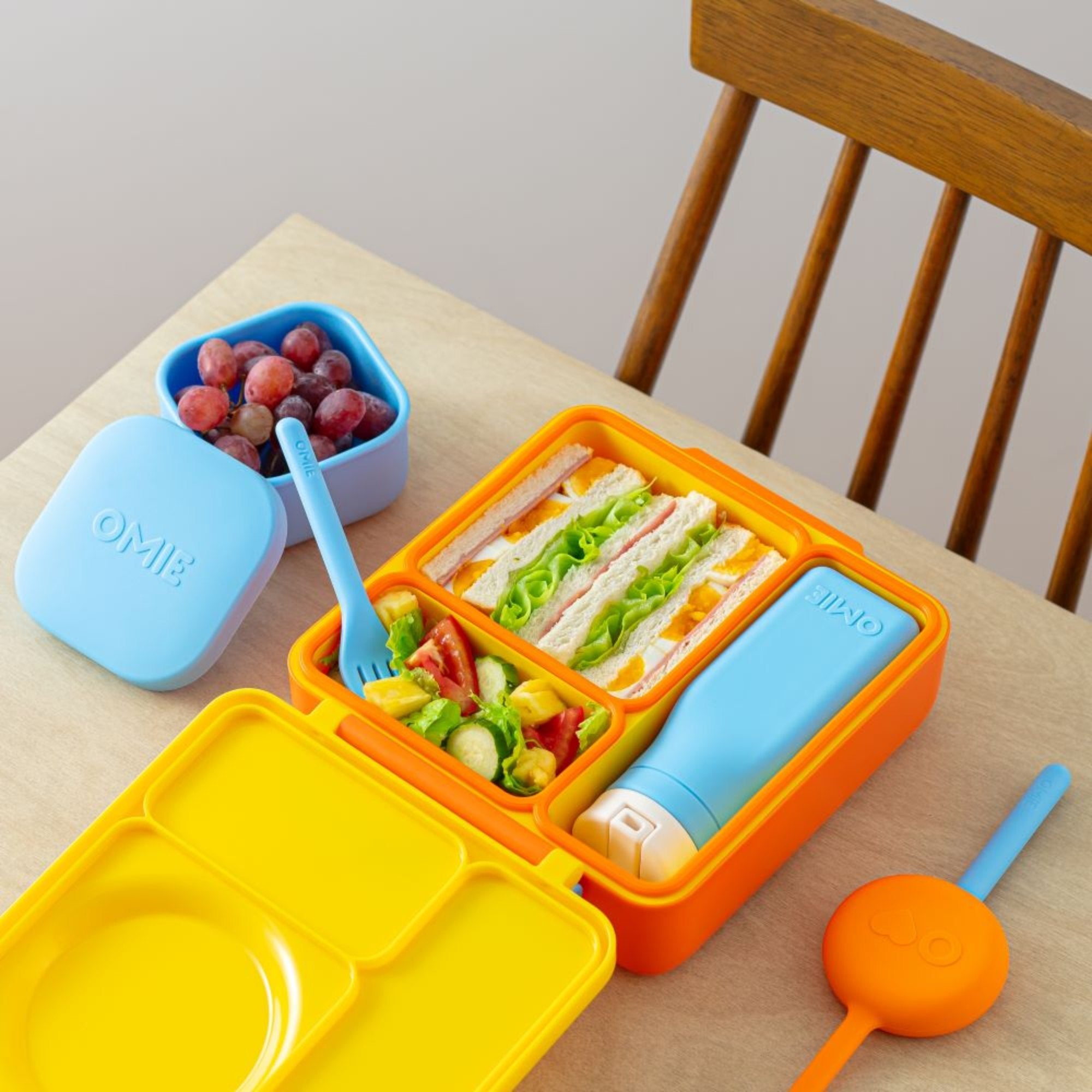 Różowa butelka OmieBottle – pastelowa, poręczna i bez BPA, dla dzieci do szkoły i przedszkola.