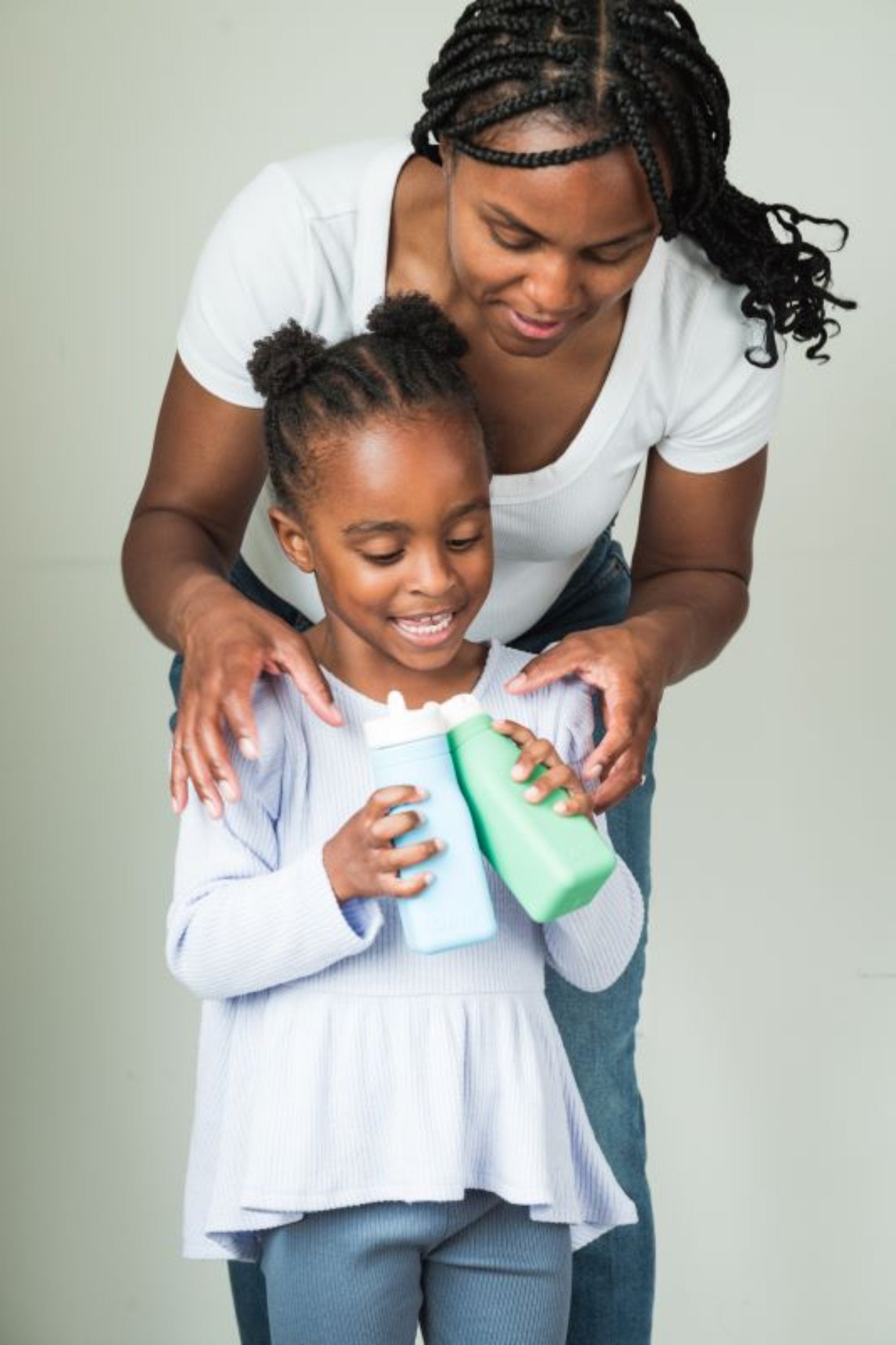 Turkusowa butelka OmieBottle – pastelowa, poręczna i bez BPA, dla dzieci do szkoły i przedszkola.