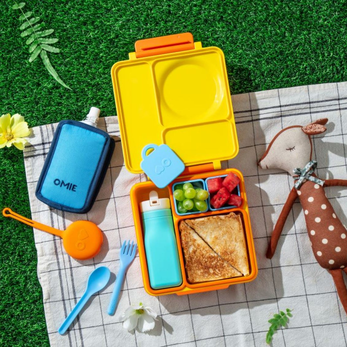 Turkusowa butelka OmieBottle – pastelowa, poręczna i bez BPA, dla dzieci do szkoły i przedszkola.