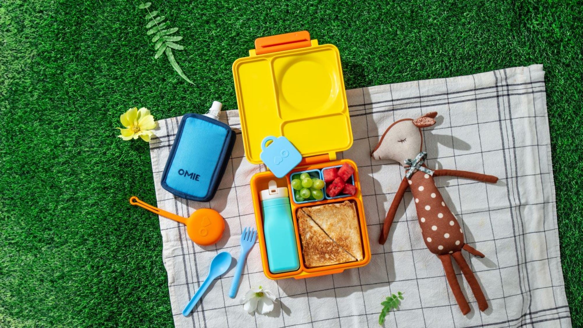 Turkusowa butelka OmieBottle – pastelowa, poręczna i bez BPA, dla dzieci do szkoły i przedszkola.