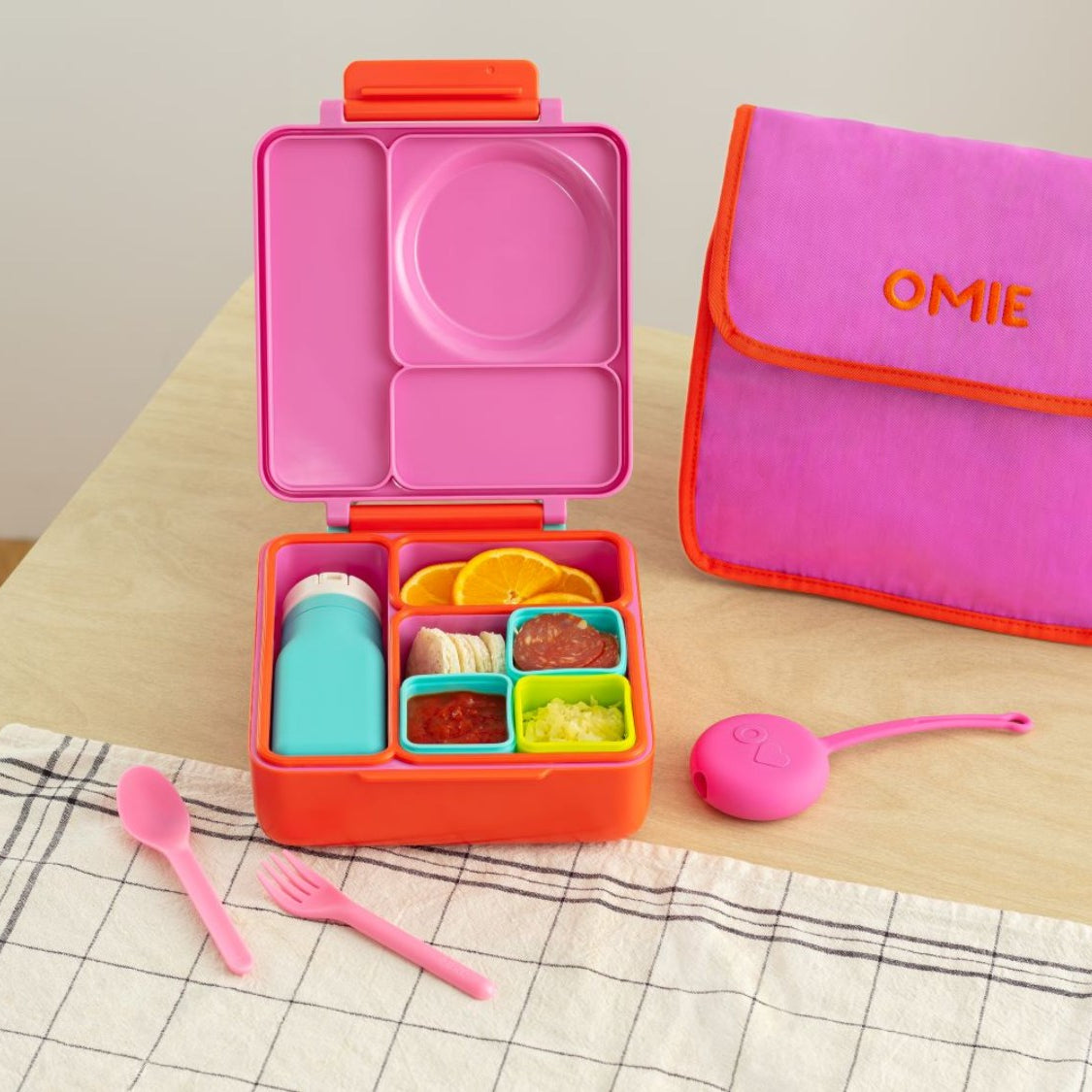 Turkusowa butelka OmieBottle – pastelowa, poręczna i bez BPA, dla dzieci do szkoły i przedszkola.