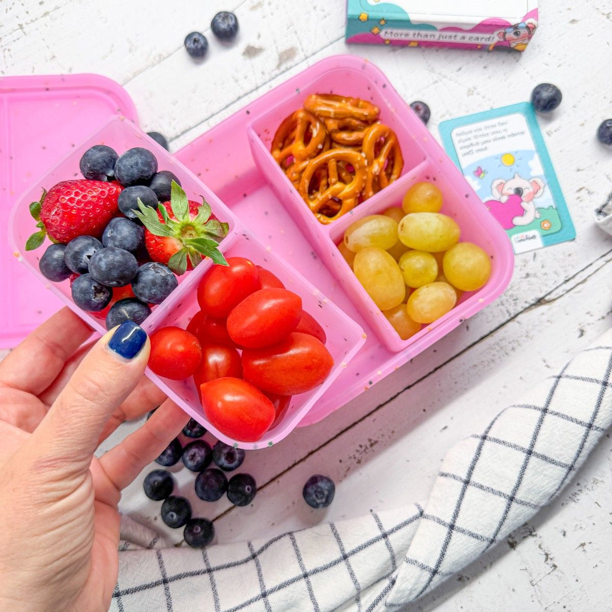 Elastyczna silikonowa śniadaniówka dziecięca ABC Lunchies Berry Pop z miękką pokrywką