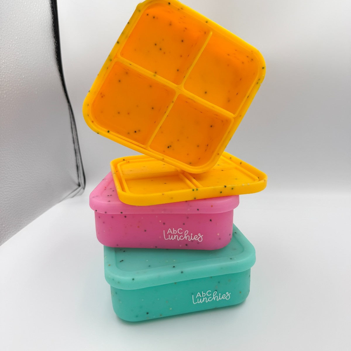 Żółto-pomarańczowa śniadaniówka silikonowa dla przedszkolaka ABC Lunchies