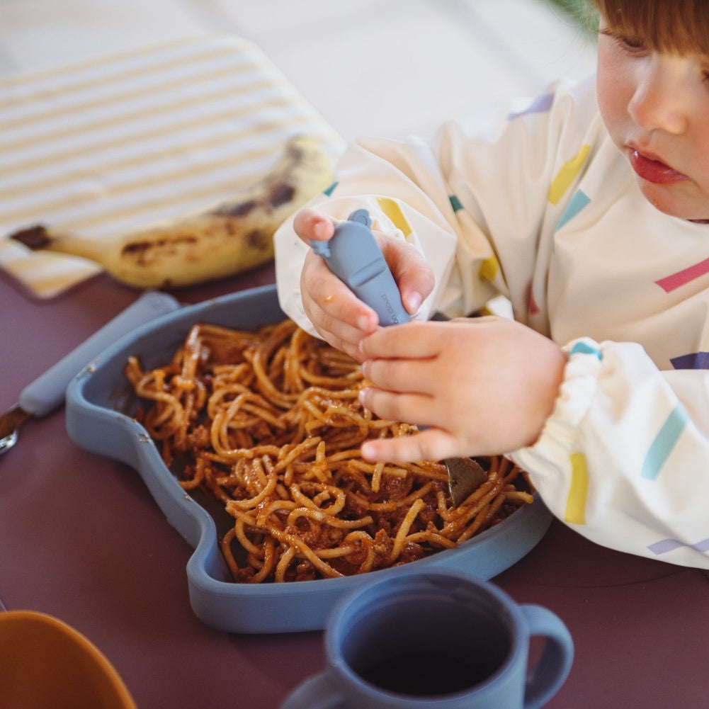 Silikonowy lunchbox dla dzieci The Cotton Cloud – z przegródkami, opaską i pokrywką pełniącą funkcję talerza, wzór/kolor: kot/niebieski