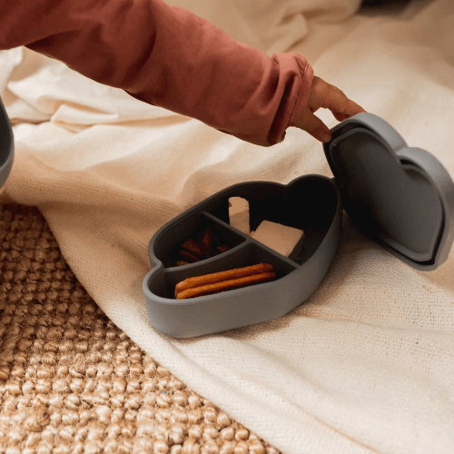 Silikonowy lunchbox dla dzieci The Cotton Cloud – z przegródkami, opaską i pokrywką pełniącą funkcję talerza, wzór/kolor: pies/szary