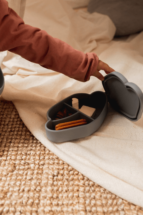 Silikonowy lunchbox dla dzieci The Cotton Cloud – z przegródkami, opaską i pokrywką pełniącą funkcję talerza, wzór/kolor: pies/szary