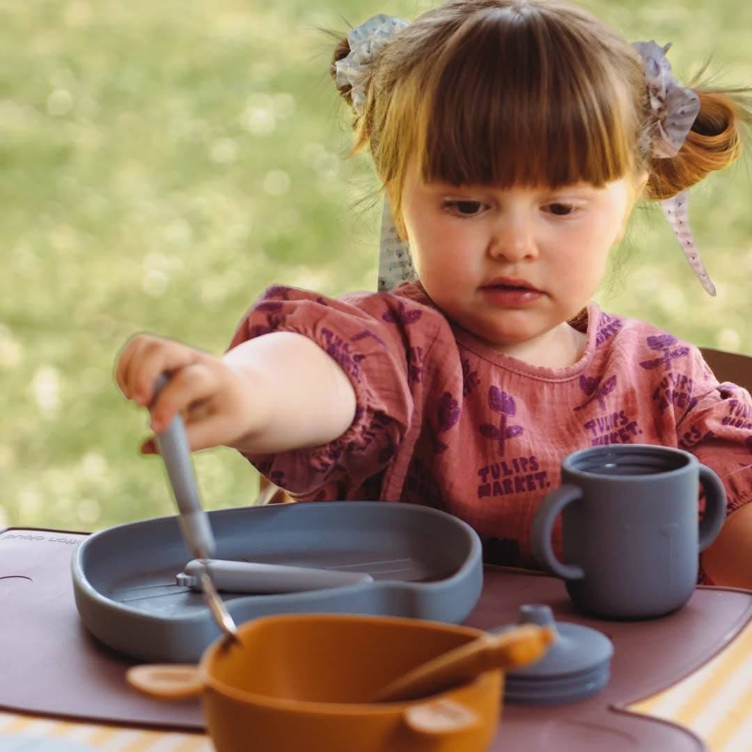 Silikonowy lunchbox dla dzieci The Cotton Cloud – z przegródkami, opaską i pokrywką pełniącą funkcję talerza, wzór/kolor: pies/szary