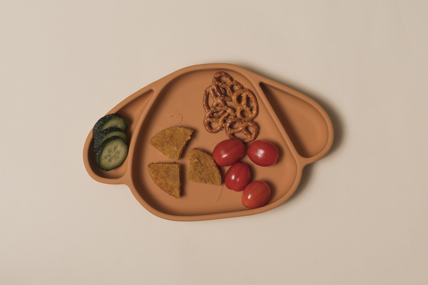 Silikonowy lunchbox dla dzieci The Cotton Cloud – z przegródkami, opaską i pokrywką pełniącą funkcję talerza, wzór/kolor: pies/pomarańczowy