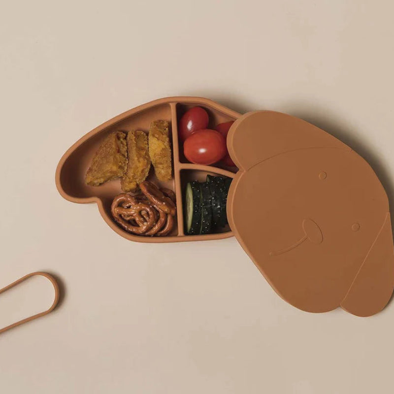 Silikonowy lunchbox dla dzieci The Cotton Cloud – z przegródkami, opaską i pokrywką pełniącą funkcję talerza, wzór/kolor: pies/pomarańczowy