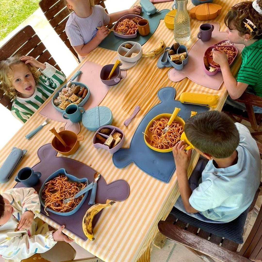 Silikonowy lunchbox dla dzieci The Cotton Cloud – z przegródkami, opaską i pokrywką pełniącą funkcję talerza, wzór/kolor: pies/pomarańczowy