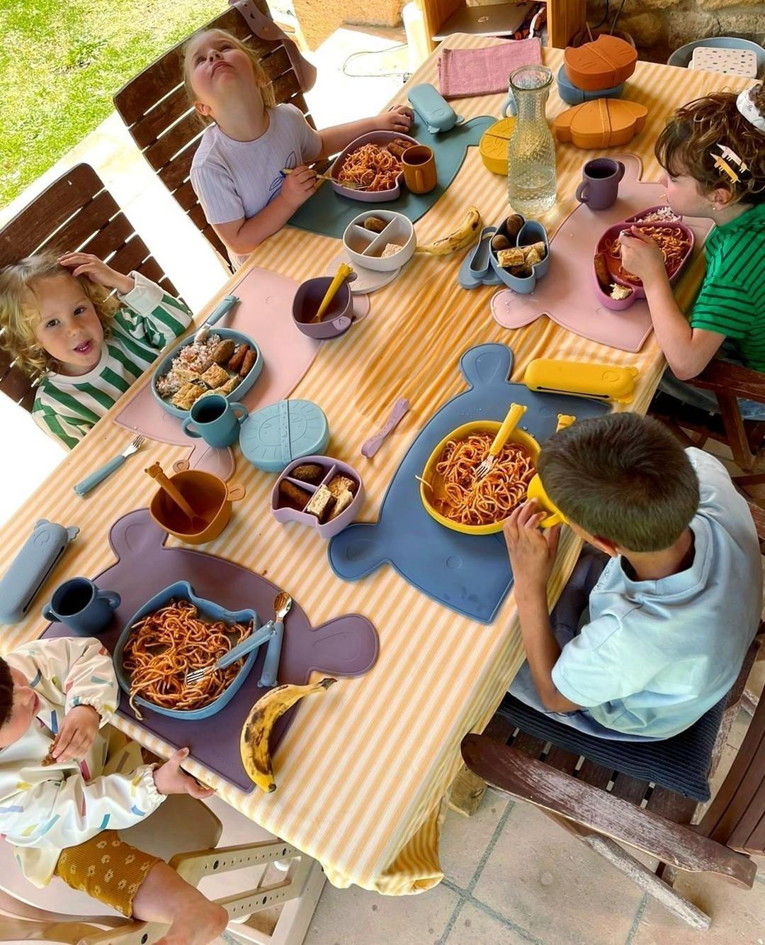 Silikonowy lunchbox dla dzieci The Cotton Cloud – z przegródkami, opaską i pokrywką pełniącą funkcję talerza, wzór/kolor: pies/pomarańczowy