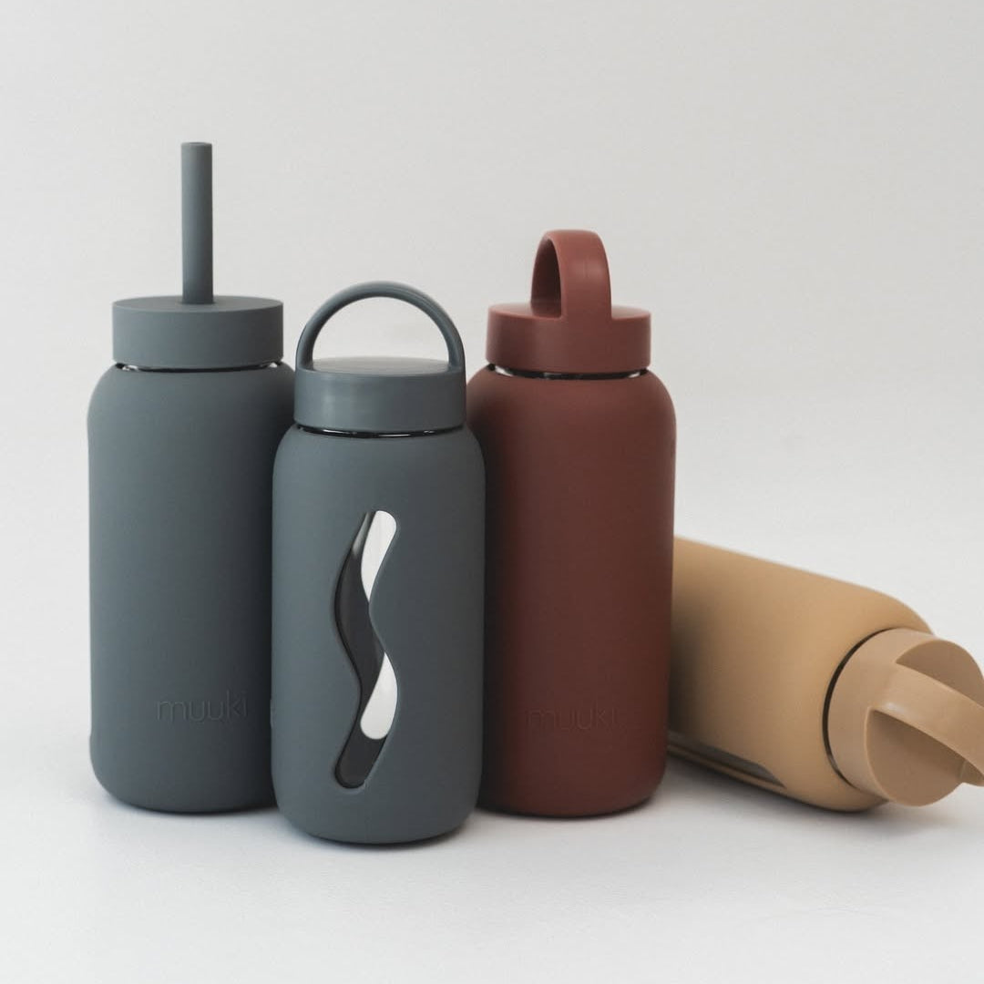 Minimalistyczna butelka 500 ml ze szkła borokrzemowego w szarej osłonie
