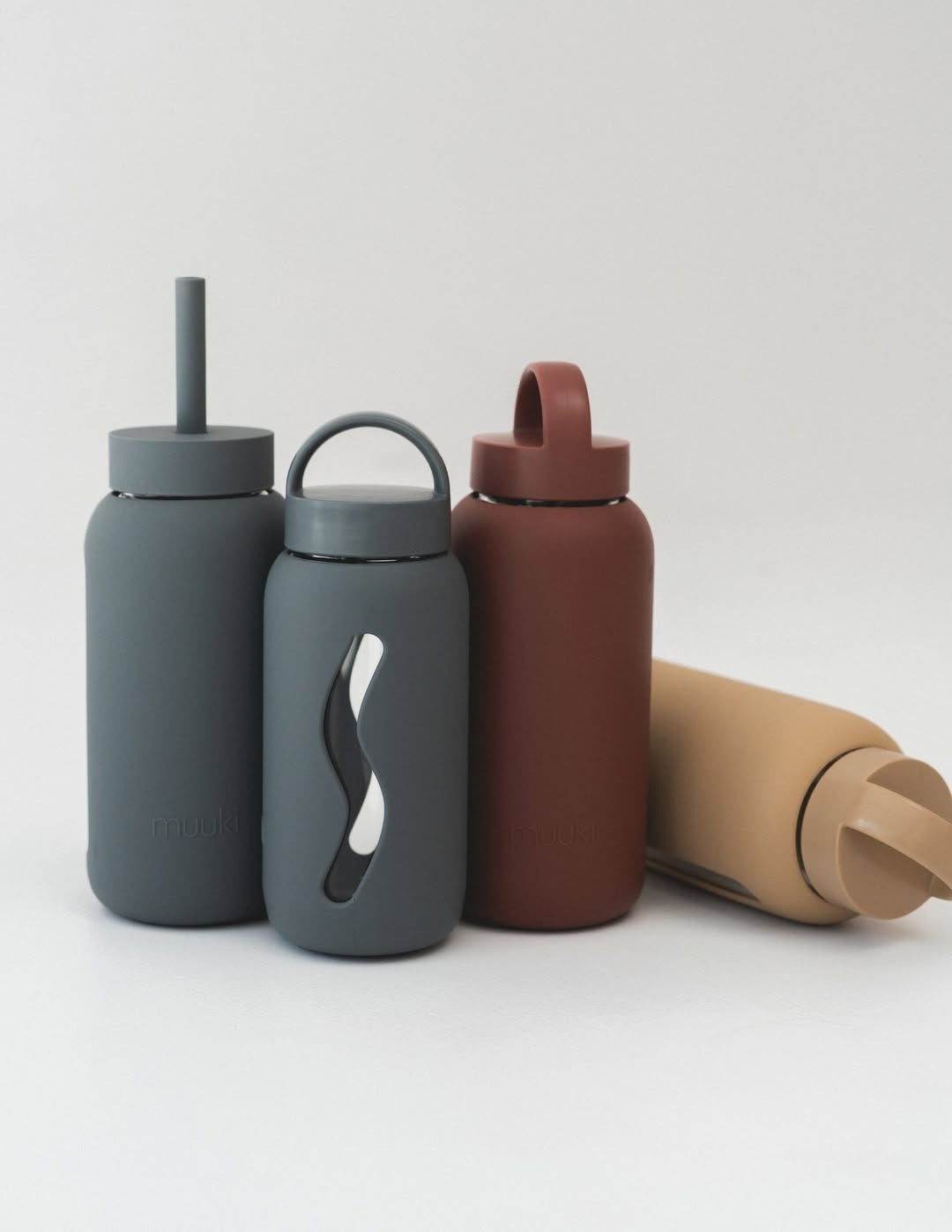 Minimalistyczna butelka 500 ml ze szkła borokrzemowego w szarej osłonie