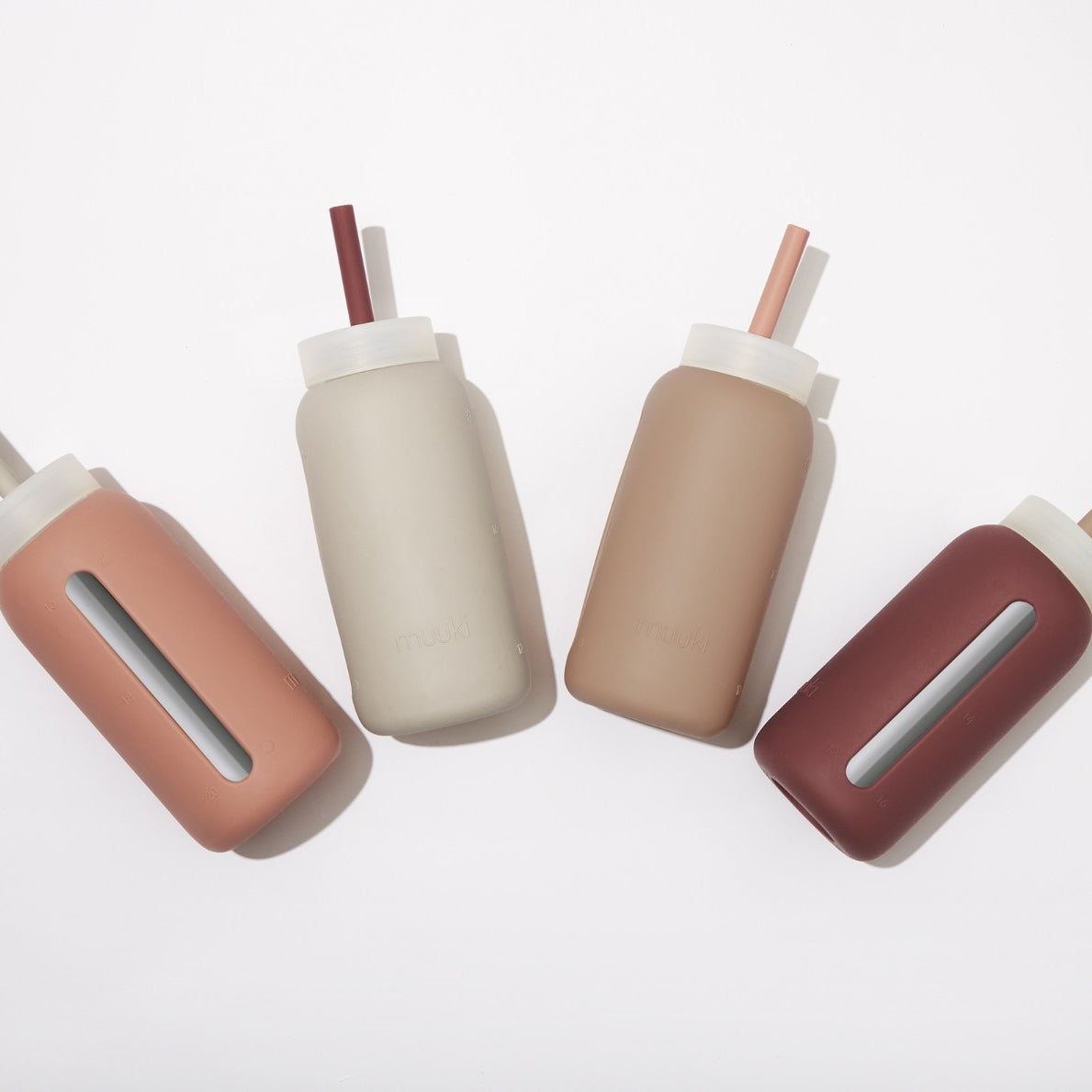Szklana butelka Muuki Daily 720 ml z silikonową nakrętką i słomką do kompletu