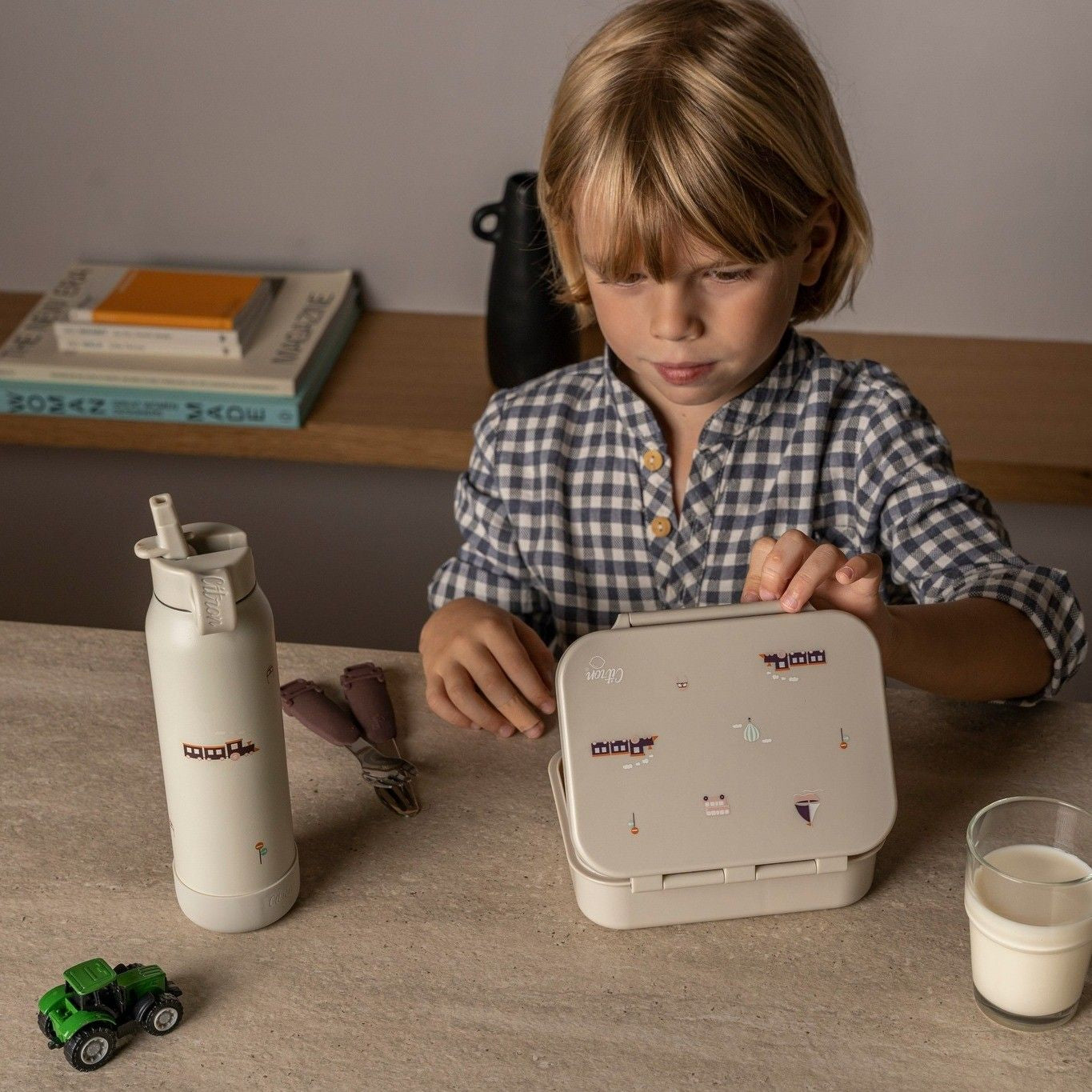 Citron Snack Box Vehicles tritanowy pojemnik na przekąski - 3 przegródki, szczelny, łączony silikon, bez BPA, wzór: pojazdy