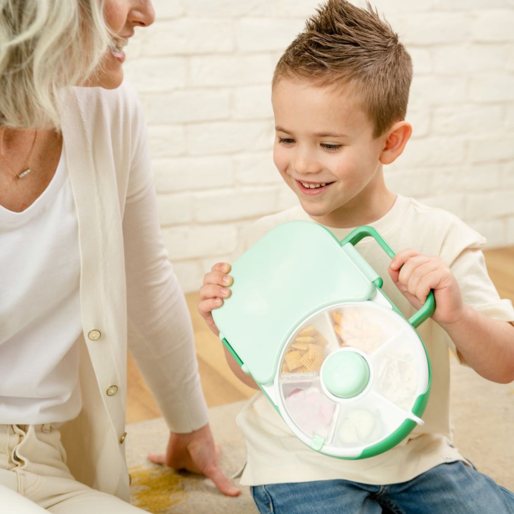 Śniadaniówka GoBe 2w1 – lunchbox i pojemnik na przekąski dla dzieci, interaktywny, do szkoły i przedszkola, kolor: sage green