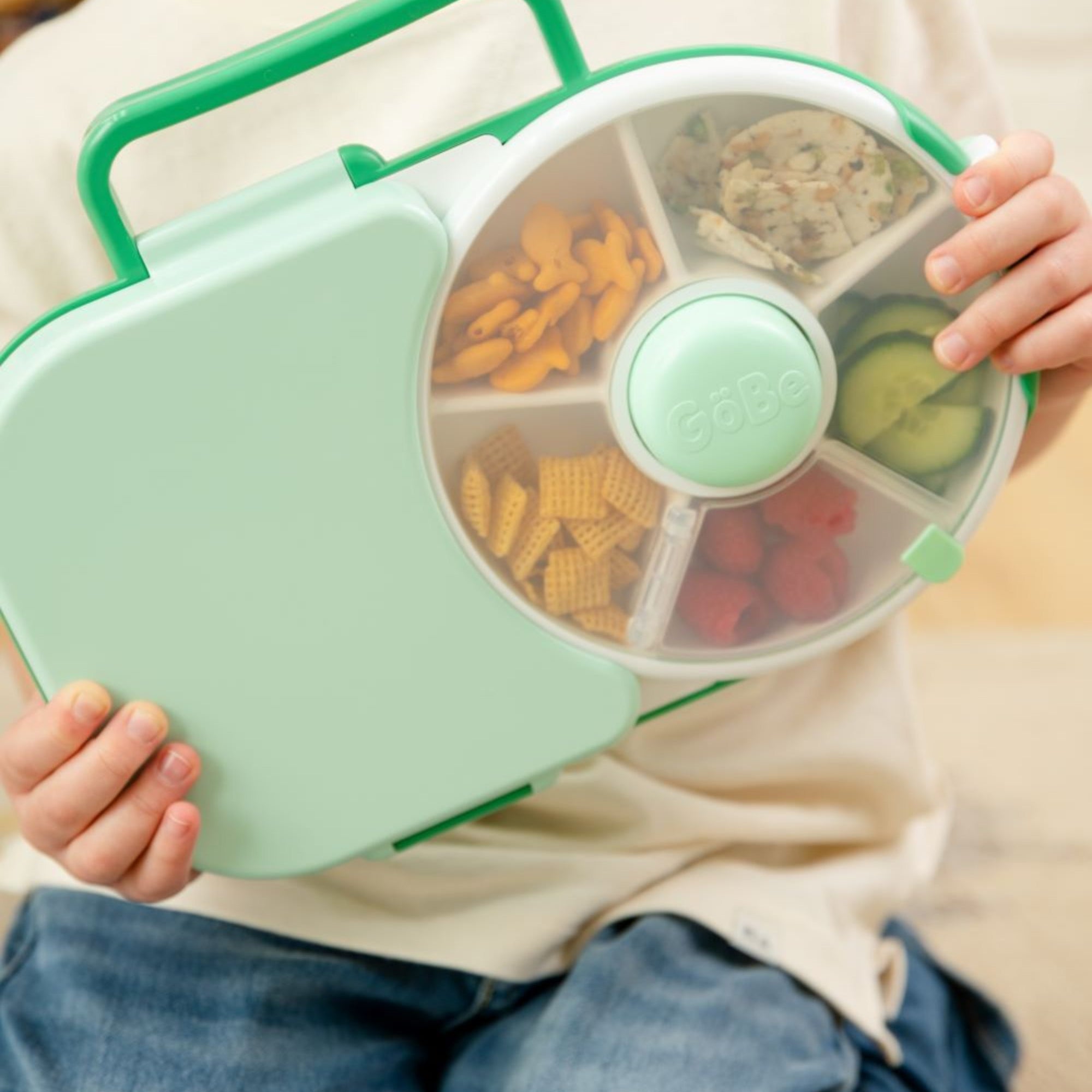 Śniadaniówka GoBe 2w1 – lunchbox i pojemnik na przekąski dla dzieci, interaktywny, do szkoły i przedszkola, kolor: sage green