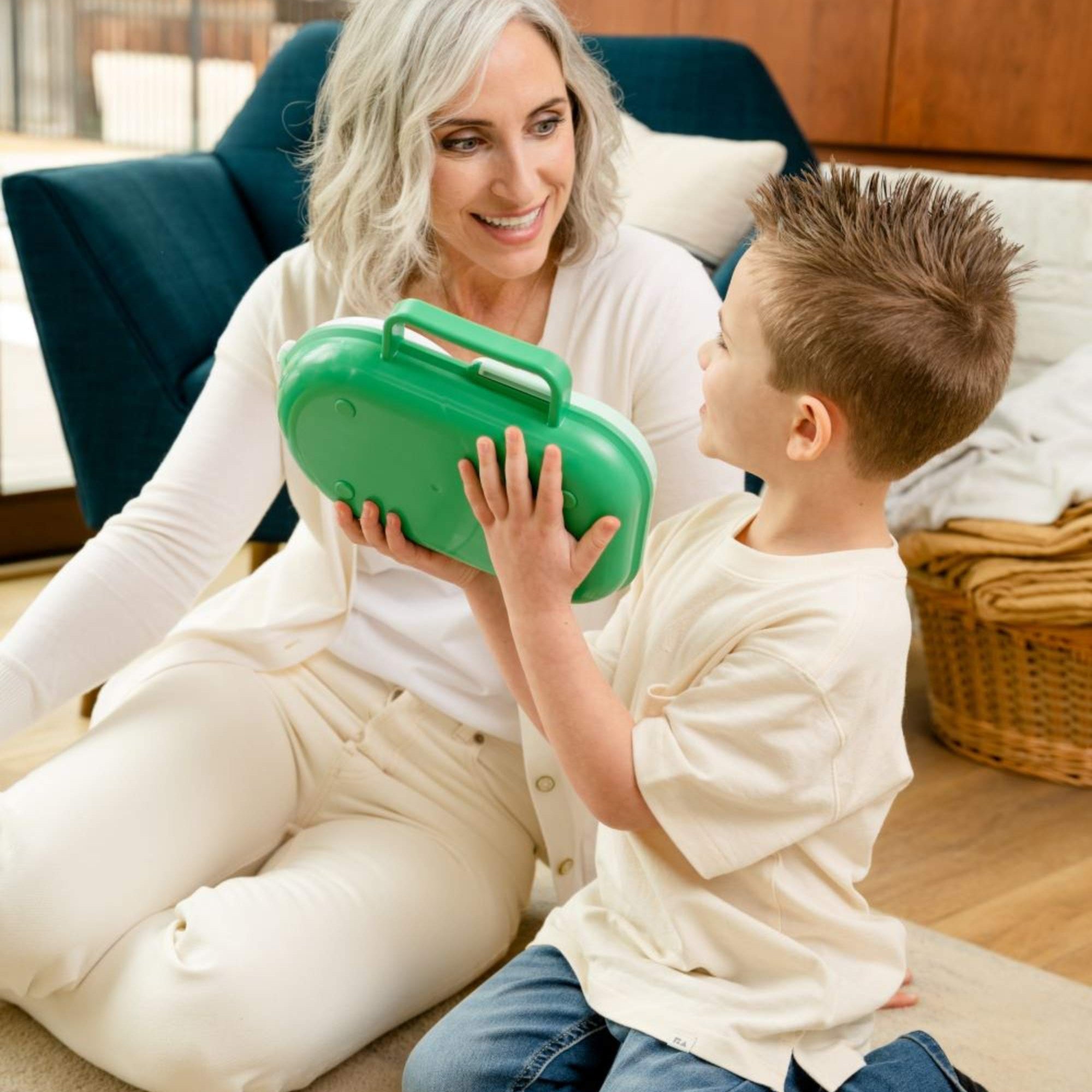 Śniadaniówka GoBe 2w1 – lunchbox i pojemnik na przekąski dla dzieci, interaktywny, do szkoły i przedszkola, kolor: sage green