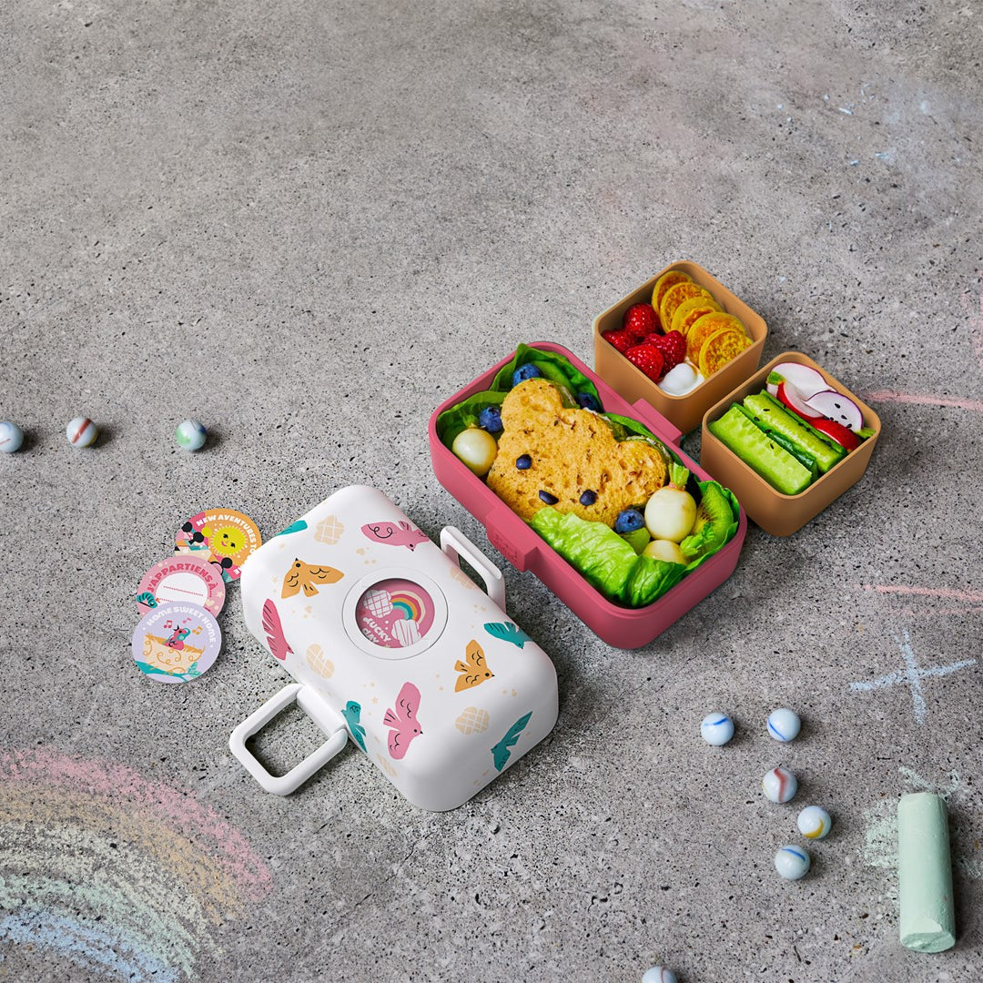 Monbento Tresor Birds – lunchbox dla dzieci z 3 pojemnikami. Lekki, szczelny i łatwy w otwieraniu. Idealny do szkoły, na wycieczkę i piknik, wzór: ptaszki