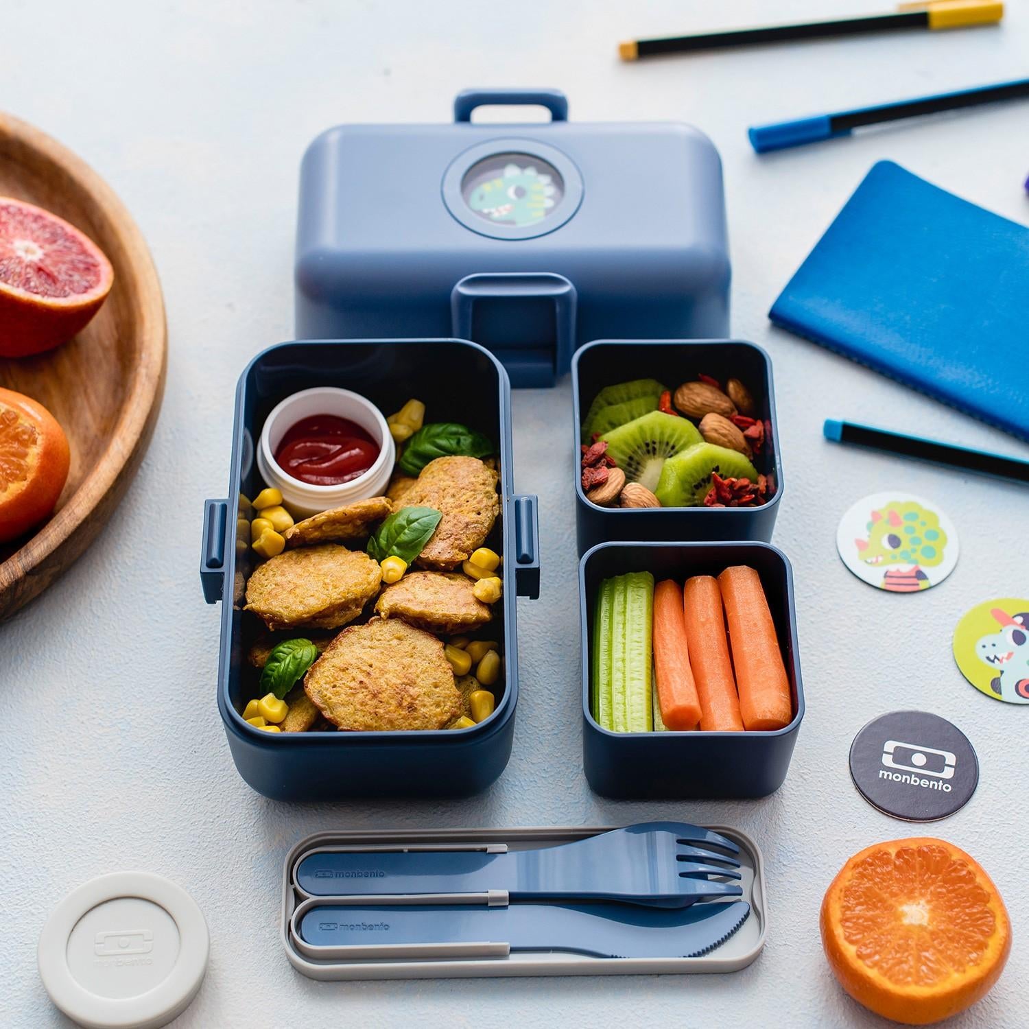 Niebieski bento box 800 ml Monbento Tresor z personalizowanymi obrazkami