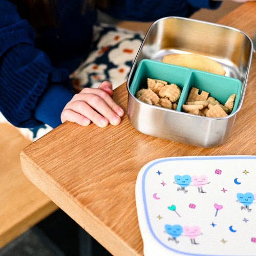 Śniadaniówka The Cotton Cloud Dancing Hearts – 1000 ml, miękka pokrywka, wyjmowana przegródka, uroczy design, idealny do szkoły / przedszkola, wzór: serduszka