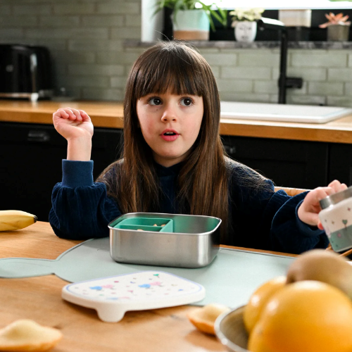 Śniadaniówka The Cotton Cloud Dancing Hearts – 1000 ml, miękka pokrywka, wyjmowana przegródka, uroczy design, idealny do szkoły / przedszkola, wzór: serduszka