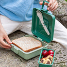 Lunchbox Monbento Snacky Forest – lekki, szczelny i bez BPA, z uchwytem, małym pojemniczkiem i sztućcami, kolor: zielony