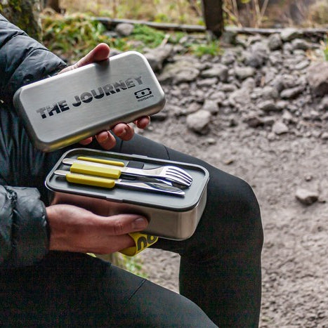 Monbento Slim Box Yellow – stalowe, kompaktowe sztućce w etui, idealne do lunchboxa i podróży, kolor: żółty