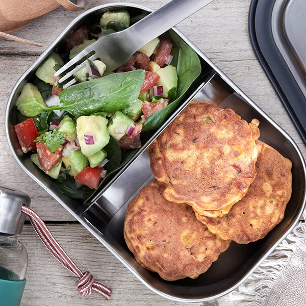 Lunchbox Black+Blum Steel L morski – szczelny pojemnik z separatorem, widelcem i silikonową opaską. Elegancki, praktyczny i trwały