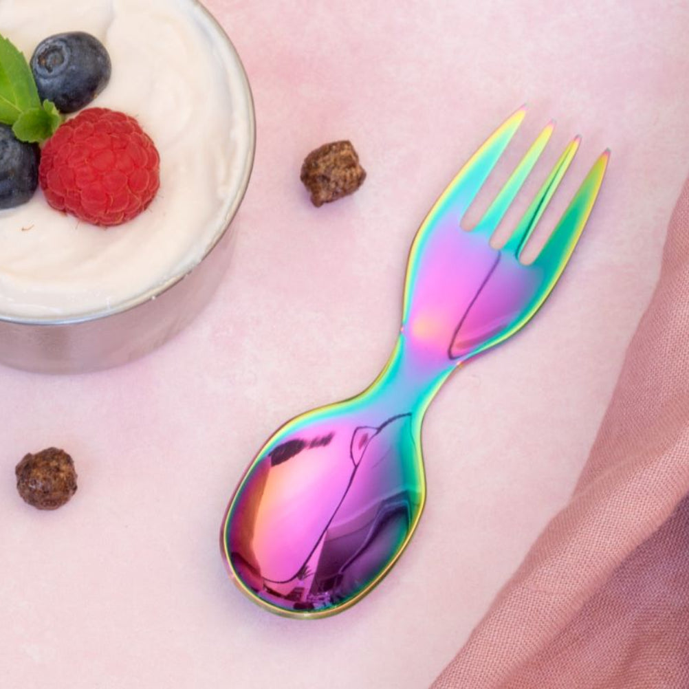 LEKKABOX SPORK RAINBOW – mały łyżkowidelec do jogurtu, dipów i musów, trwała stal, bez BPA, kolorowy i łatwy do zabrania w podróż