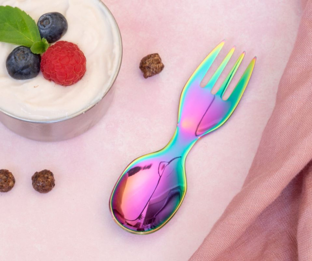LEKKABOX SPORK RAINBOW – mały łyżkowidelec do jogurtu, dipów i musów, trwała stal, bez BPA, kolorowy i łatwy do zabrania w podróż