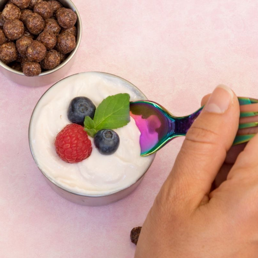 LEKKABOX SPORK RAINBOW – mały łyżkowidelec do jogurtu, dipów i musów, trwała stal, bez BPA, kolorowy i łatwy do zabrania w podróż