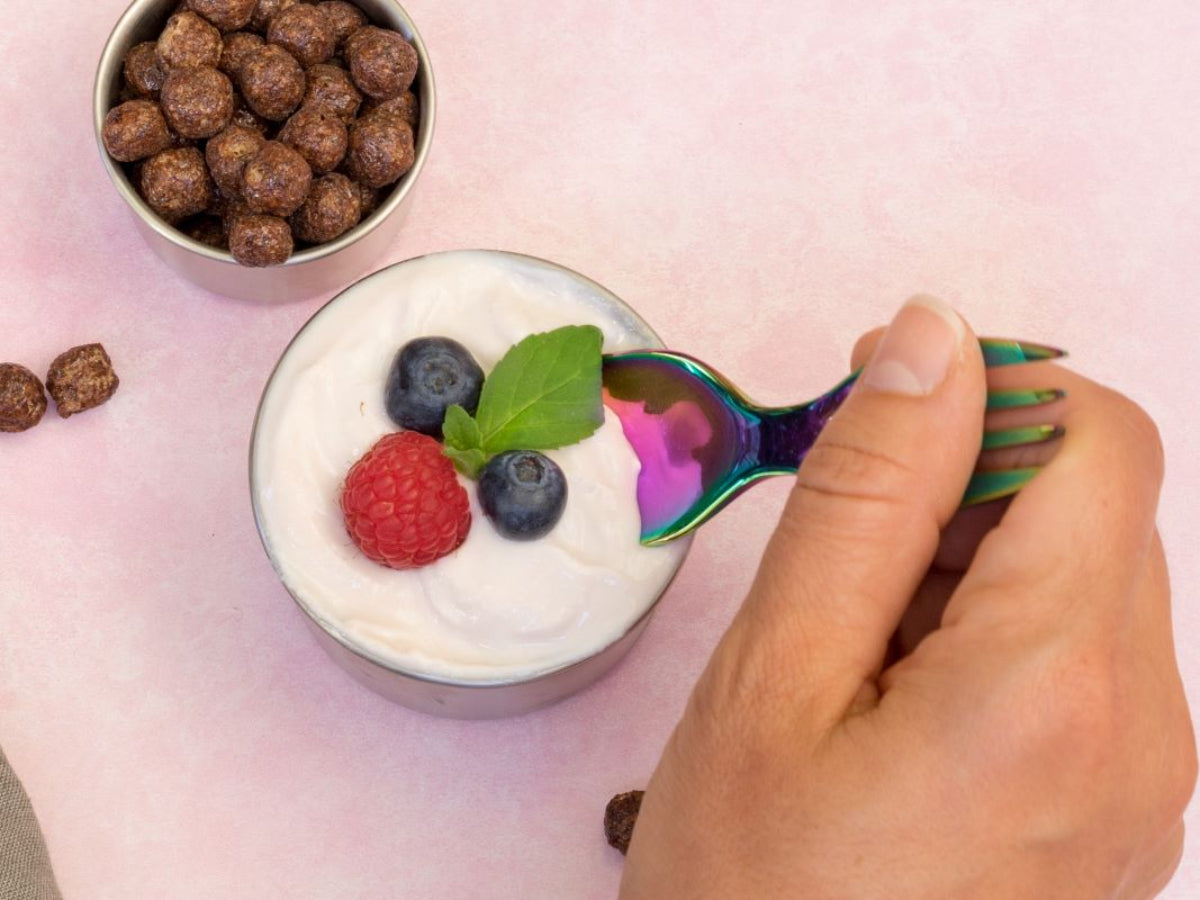 LEKKABOX SPORK RAINBOW – mały łyżkowidelec do jogurtu, dipów i musów, trwała stal, bez BPA, kolorowy i łatwy do zabrania w podróż