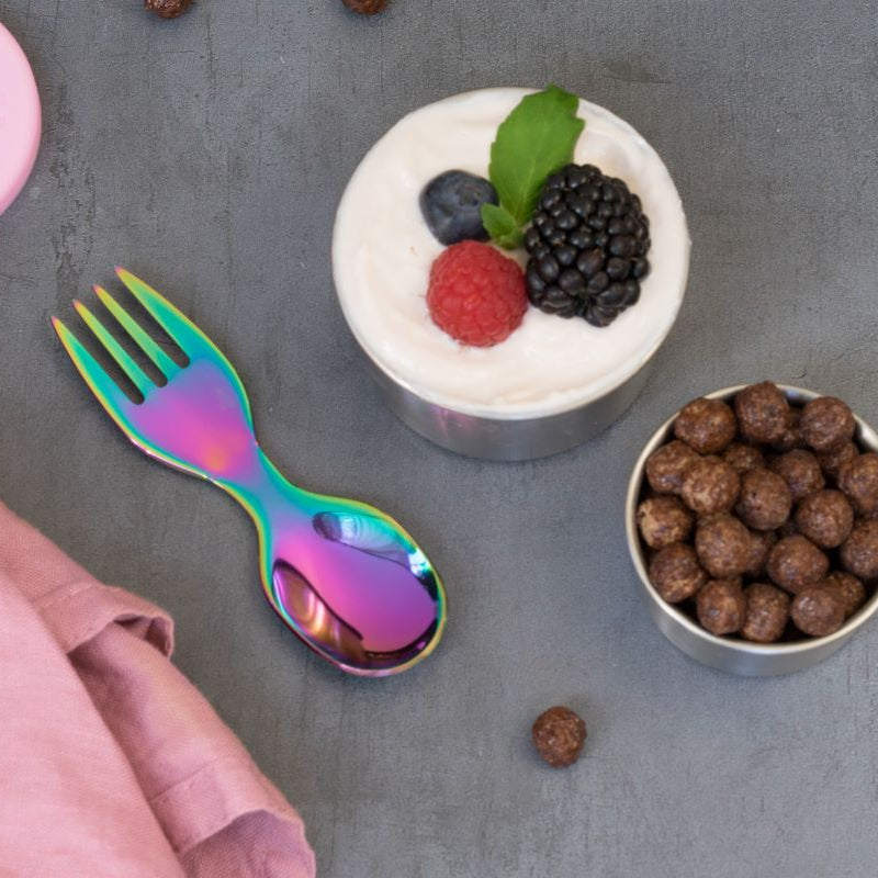 LEKKABOX SPORK RAINBOW – mały łyżkowidelec do jogurtu, dipów i musów, trwała stal, bez BPA, kolorowy i łatwy do zabrania w podróż