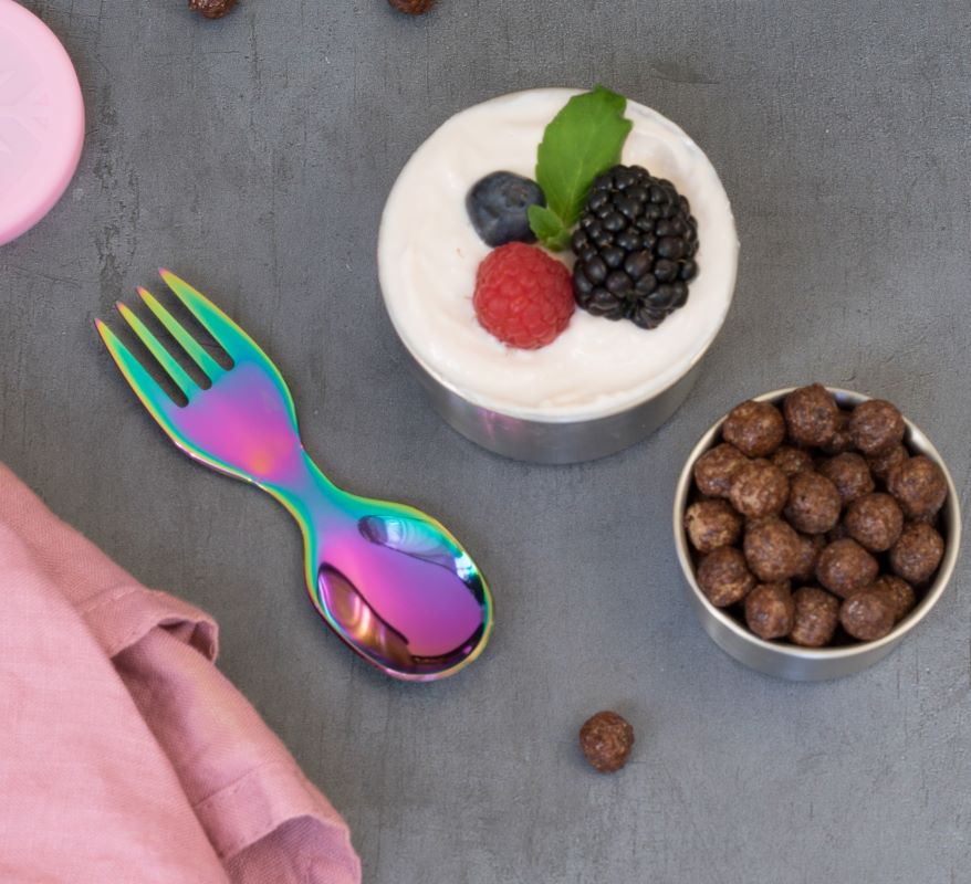 LEKKABOX SPORK RAINBOW – mały łyżkowidelec do jogurtu, dipów i musów, trwała stal, bez BPA, kolorowy i łatwy do zabrania w podróż