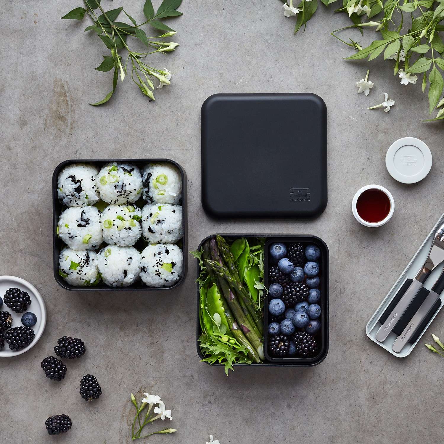 Kwadratowy czarny lunchbox wielorazowy Monbento Square z elastyczną opaską
