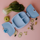 Niebieski lunchbox Nuumi dla dzieci – trzykomorowy, szczelny pojemnik na śniadanie i przekąski.