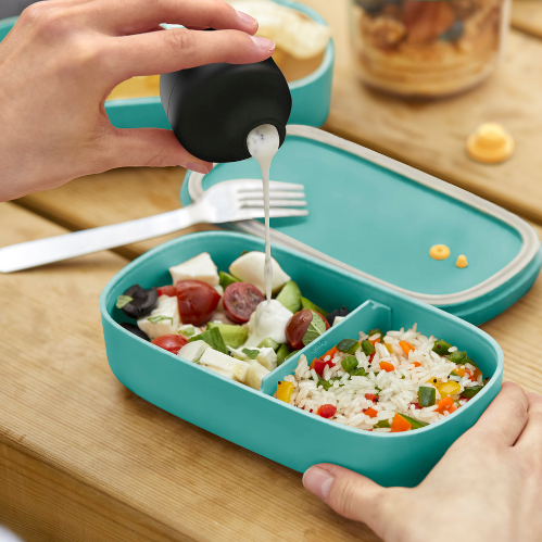 Lekue To Go – szczelny pojemnik na sos 50 ml z dziobkiem do nalewania. Idealny do pracy, szkoły i podróży. Bez BPA, do mikrofalówki i zmywarki